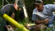 Dave Turin (r.) schwenkt mit dem neuen Schürfer Aaron Chandler (l.) am Chestatee River in Georgia