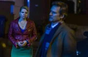 August (René Steinke, r.) will die Wahrheit über Pit wissen und bittet Danni (Annette Frier, l.) noch einmal um Hilfe - doch wird sie ihren Freund wirklich verraten?