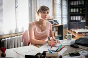 Yvette Müller (Sarah Alles) fühlt sich von Hundts charmanten Bemühungen geschmeichelt.