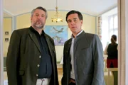 Als Stadler (Dieter Fischer, l.) herausfindet, dass Bernd Scheuer (Wolfgang Krewe, r.) eine Affäre hatte, gerät der Ehemann des Opfers unter Druck.