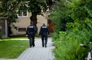 Original-Polizeifoto im Wohnblock der Getöteten.