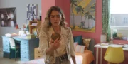 Simone (Margherita Barbieri) findet auf Jades Bett den Taschenspiegel, den diese aus Versehen liegen gelassen hat. Und sie entdeckt, was es mit diesem Spiegel auf sich hat.