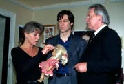 Kommissar Moser (Tobias Moretti, M.) befragt die Eltern der verstorbenen Anna Foltyn nach Hinweisen auf einen möglichen Täter. Frau Foltyn (Cornelia Froboess, l.) und Dr. Foltyn (Wolfgang Hübsch, r.) stehen allerdings noch unter Schock.