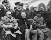 Premierminister Winston Churchill, Präsident Franklin D. Roosevelt und Marschall Joseph Stalin im Palast von Jalta.