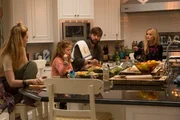 L-R: Abigail Carlson (Kathryn Newton), Chloe Mackenzie (Darby Camp), Ed Mackenzie (Adam Scott) und Madeline Mackenzie (Reese Witherspoon). L-R: Abigail Carlson (Kathryn Newton), Chloe Mackenzie (Darby Camp), Ed Mackenzie (Adam Scott) und Madeline Mackenzie (Reese Witherspoon).