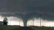 Während eines Tornados in Oklahoma versucht ein junger Mann seinen autistischen Cousin zu retten, der in einem Haus gefangen ist, in das ein Tornado kurz vor dem Einschlag ist.