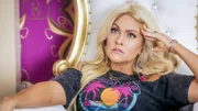 Jenn Lyon (Jennifer).