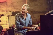 Nach getaner Arbeit feiert das Team zusammen Thanksgiving in Prides (Scott Bakula) Bar ...