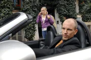 Nancy (Jil Funke, hinten) will abhauen, als sie Gerrit (Lars Löllmann, vorne) in die Arme läuft.