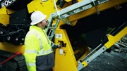 Ein Arbeiter bedient einen Bagger.