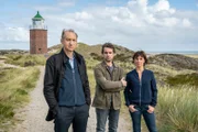 Kunstexperte Piontek wird ermordet in den Dünen von Sylt gefunden. Hauptkommissar Carl Sievers (Peter Heinrich Brix, l.) und sein Team, Hinnerk Feldmann (Oliver Wnuk) und Ina Behrendsen (Julia Brendler), ermitteln in einem ungewöhnlichen Fall um Original und Fälschung.