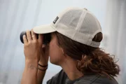 Morotai-Insel, Indonesien: Madison Stewart schaut durch ein Fernglas