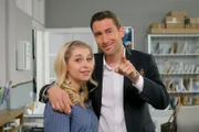 Freddy Hautzenberger (Markus Stoll, r.) sorgt nicht nur bei Christin Lange (Sarah Thonig, l.) für viel heiße Luft.
