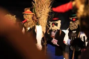 Die Sarntaler Klöckler unterwegs, während ServusTV´s "Heimatleuchten - Weihnachten im Sarntal" in Sarnthein, Südtirol, Italien.
