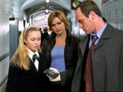 In Angelas (Hayden Panettiere, li.) Spint finden Det. Benson (Mariska Hargitay, mi.) und Det. Stabler (Christopher Meloni, re.) ein Videoband. Was da wohl drauf ist?