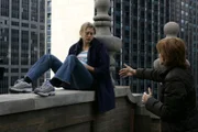 April Troost (Estella Warren, l.) ist schwanger und will sich von einem Hochhaus stürzen. Detective Benson (Mariska Hargitay) gelingt es, sie zu beruhigen und sie von der Kante des Hauses zurück zu bewegen.