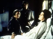 Kurz vor ihrem Tod teilt Julia (Patricia Neal, r.) Caroline (Karen Grassle, l.) und Charles (Michael Landon, M.) mit, dass sie für ihre Kinder noch ein neues Zuhause finden müsste.