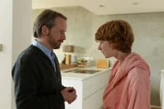 Stefan (Fabian Busch, l.) versteckt sich bei seiner Ex-Frau Kerstin (Sarah Bauerett, r.), doch vor wem er flieht, will er nicht verraten.