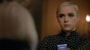 Lou Simms (Kiernan Shipka)