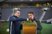 Richard Hammon (r.) bespricht mit Wayne Billing, dem leitenden Platzwart des Stadions, die Struktur des Rasens.