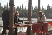Crewmitglied filmt Christine und Oliver beim Schneiden von Fisch