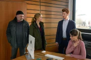 Linett (Stefanie Stappenbeck, 2.v.l.) und Otto (Florian Martens, l.) versuchen mithilfe von Sieberts Angestellten Frau Prager (Julia Hartmann, r.) und Herrn Meier (Jacob Meinecke, 2.v.r.) mehr über Siebert herauszufinden.