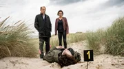 Leichenfund in den Dünen auf Sylt. Der Tote heißt Harald Piontek, anerkannter Kunstexperte und freier Kurator von Kunstausstellungen. Carl Sievers (Peter Heinrich Brix) und Ina Behrendsen (Julia Brendler) nehmen die Ermittlungen auf.