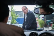 Tobias (Patrick Müller), bringt sich vor lauter Müdigkeit in Gefahr. Im Auto: Sina (Valea Scalabrino)
