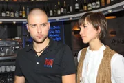 Für einen Moment erblickt Pia (Isabell Horn) Johns (Felix von Jascheroff) Trauer und Sehnsucht nach seinem Sohn. Obwohl er kurz darauf, sein Herz wieder verschließt, bleibt Pia tief berührt.