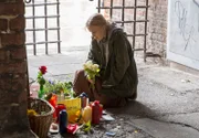 ARD HEITER BIS TÖDLICH - MORDEN IM NORDEN, III. Staffel der Krimiserie am Vorabend mit 8 neuen Folgen, Folge 45 "Gevatter Tod" am Dienstag (16.12.14) um 18.50 Uhr im Ersten. Die Obdachlose Marta Feldmann (Hedi Kriegeskotte) an der Gedenkstätte von Rosen-Rosi.