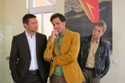 In den Fokus von Hansen (Igor Jeftic, l.) und Mohr (Max Müller, r.) gerät Firmenchef Wolfgang Goetz (Martin Strele, M.). Er hatte tags zuvor einen Streit mit dem Opfer.