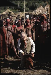 Der Archäologe Samuel Maitland (John Standing) wird vom wilden Stamm der Kuakani gefangen gehalten.