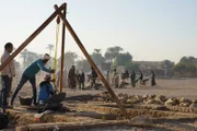 Mit Hilfe von einfachen Flaschenzügen leeren die Arbeiter die mit sandverfüllten senkrechten Schächte der Gräber. Der neuentdeckte Friedhof im sogenannten Dreieck ist eher ungewöhnlich für Theben, da die meisten Gräber dort in den Hängen des Westgebirges angelegt wurden, nicht in der Ebene.