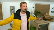 Schmidti ist mit den Nerven am Ende, da er einfach kein neues Personal für das Kräsch findet. Ein letzter Hoffnungsschimmer erweist sich als minderjähriger Schulschwänzer. Frustriert von der Situation, lässt Schmidti seine Wut an Emmi aus.