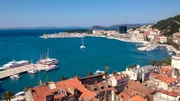Die Hafenstadt Split mit dem Hafen.