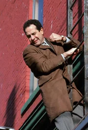 Monk (Tony Shalhoub) hat nach dem Tod seiner Frau einige Spleens entwickelt, die ihn bereits seinen Job gekostet haben. Trotzdem ist er für die Polizei unverzichtbar, denn Monk hat ein fotografisches Gedächnis.