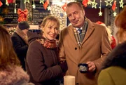 Karin (Therese Hämer) und Wolfgang (Ludger Pistor) freuen sich auch das Fest. Was Karin nicht weiß: Wolfgang ist wieder einmal blank.