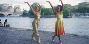 Für eine Hausaufgabe von Tanzlehrer Armando Castillo nehmen Jade (Georgia Pemberton, l.) und Cece (Hailey Romain, r.) ein Tanzvideo auf, mitten in Paris an dem Ufer der Seine.