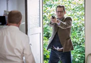 Kriminalkommissar Lars Englen (Ingo Naujoks, r.) stoppt den Tatverdächtigen Martin Quade (Guntbert Warns, l.)