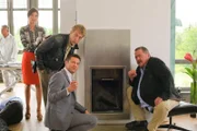 Am Tatort finden die Kommissare (v.l.n.r.: Petra Einhoff, Max Müller, Igor Jefti?, Joseph Hannesschläger) ein verkohltes Schriftstück im Kamin. Wollte der Täter Beweise verschwinden lassen?