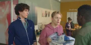 Finn konfrontiert Jack damit, dass er nun an dessen Stelle das neue Gesicht der Marke "Dance Shark" ist. Jack und Benoit sind irritiert.