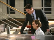 Als ein Mörder nach vier Jahren aus dem Koma erwacht, ist für Reid (Matthew Gray Gubler, unten) und Aaron Hotchner (Thomas Gibson, oben) wichtig, den Fall abzuschließen um den ermordeten Frauen Gerechtigkeit widerfahren zu lassen, obwohl ihr Mörder durch den Gedächtnisverlust ein völlig anderer Mensch geworden ist ...