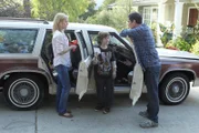 l-r: Claire Dunphy (Julie Bowen), Luke Dunphy (Nolan Gould), Phil Dunphy (Ty Burrell)