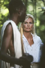 Elizabeth (Alison Doody) erfährt das Geheimnis von Umbopa (Sidede Onyulo).