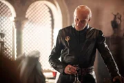 Tywin Lennister  (Charles Dance)