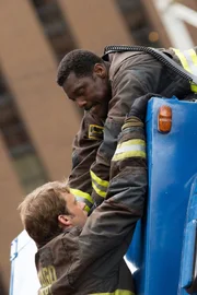 Matthew Casey (Jesse Spencer, l.), Chief Wallace Boden (Eamonn Walker)