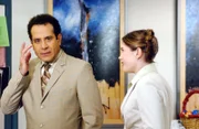Überraschenderweise wird der kauzige neue Kollege Monk (Tony Shalhoub) von Abby (Jennifer Hall) und allen anderen Mitarbeitern sofort in die Bürogemeinschaft aufgenommen.