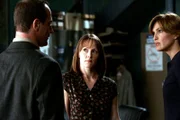 (l-r) Christopher Meloni als Det. Elliot Stabler, Mary Stuart Masterson als Dr. Rebecca Hendrix, Mariska Hargitay als Det. Olivia Benson