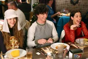 (v.l.n.r.) Cindy (Casey Burke); Axl (Charlie McDermott); Devin (Gia Mantegna)