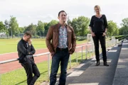 Maximilian Murnau (Christoph Schechinger, l.), Paul Böhmer (Jürgen Tonkel, M.) und Vera Lanz (Katharina Böhm, r.) nach einer Verfolgungsjagd.